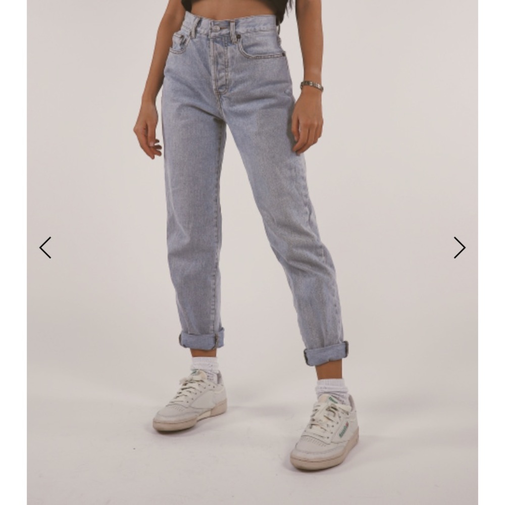High waisted hugging mom jeans